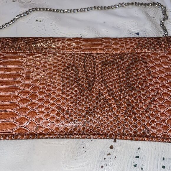 Small bag with chain handle! EUC! Salmon color like snakeskin! 6”tall! 11”w - Picture 4 of 7